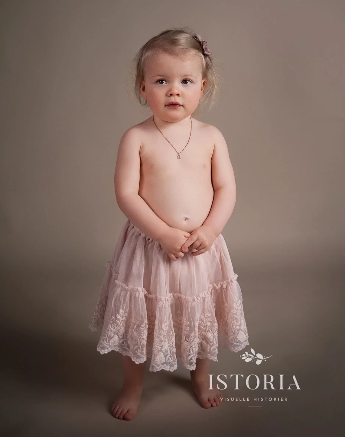 Alts&aring; 😍 Er det mulig &aring; vere S&Aring; s&oslash;t 👼

Denne skj&oslash;nne jenta l&aring;nte eit av ballerinaskj&oslash;rta fr&aring; kundegarderoben i studio ✨

Alt i garderoben kan l&aring;nast under fotografering hos meg 💖

&hellip;.