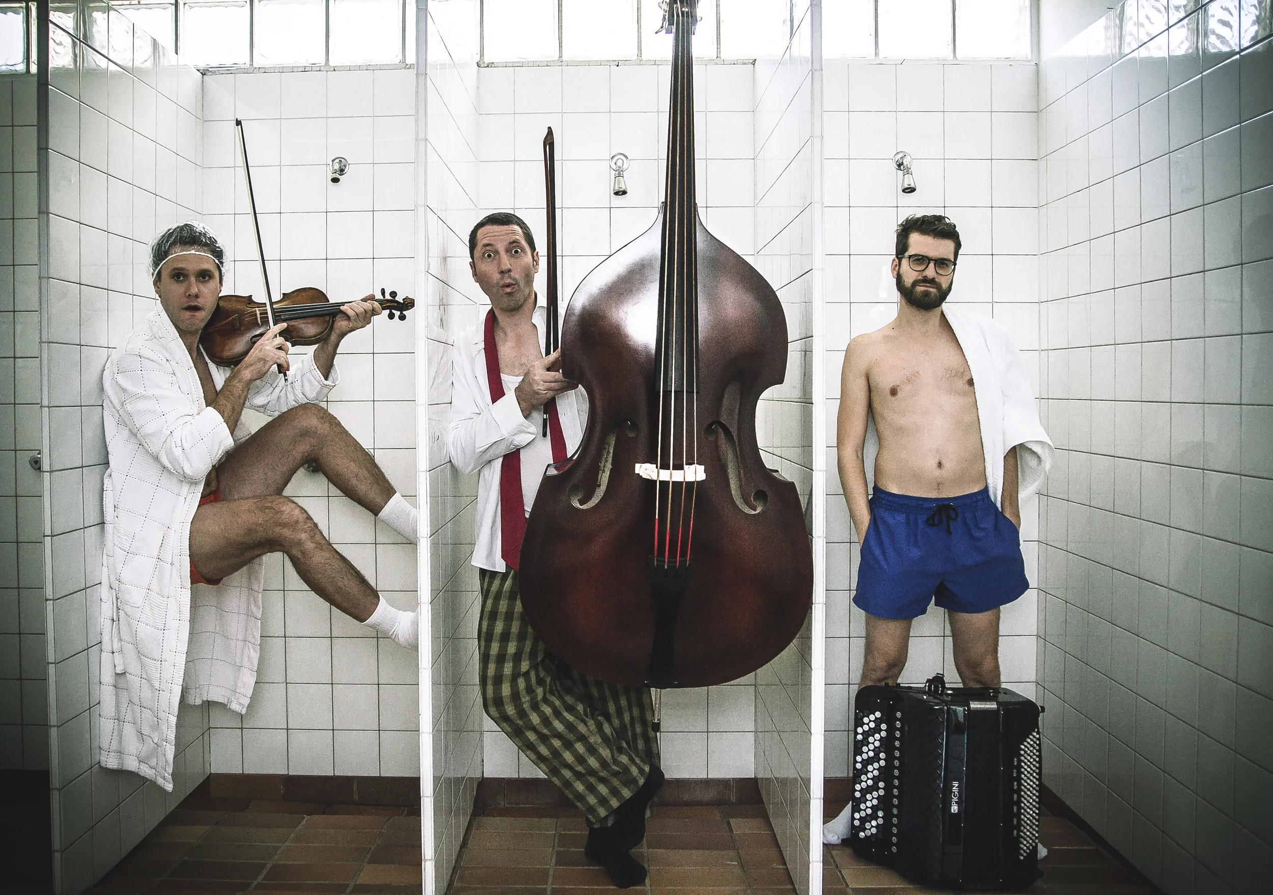Christian Bakanic - Akkordeon & Perkussion Klemens Bittmann - Violine & Mandola Eddie Luis - Kontrabass & Gesang