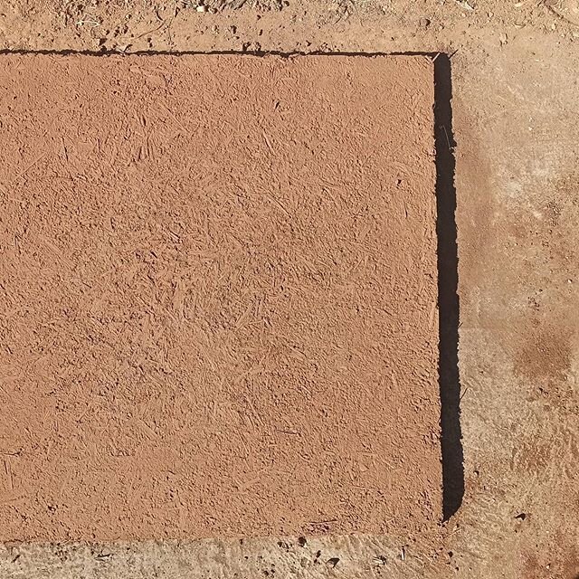 The earth lab is getting established and we have zoomed in on earthen floors lately. The best samples, in terms of strength, durability, and aesthetics, will be sealed with linseed oil and left for 3-4 days.
.
Modern built environments should adopt r