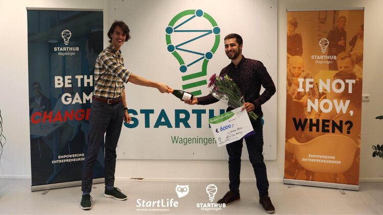 - Tim Daalderop hands over the Student Start-up Loan on behalf of StartHub during the ceremony.