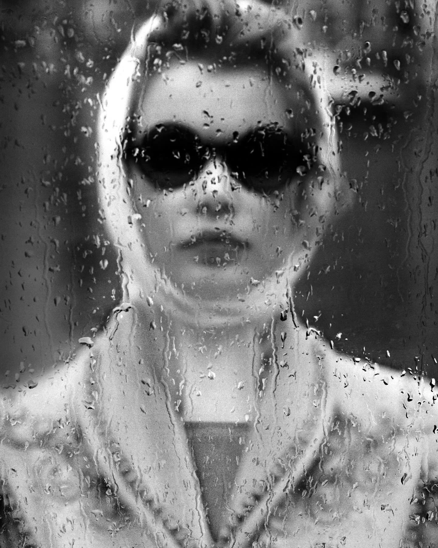This stunning photo of Claudia Schiffer by Albert Watson is one of the latest prints we will be showing in Paris and at PAN. From 5-10 November in Paris and from 24 November to 1 December in RAI Amsterdam. Join us at: info@kahmanngallery.com. @albert