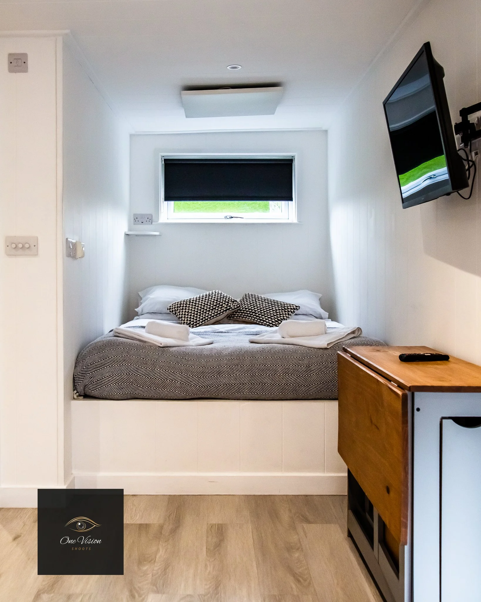 Lee Valley Dobbs Weir, Pod 'The Mallard', Bedroom.jpg