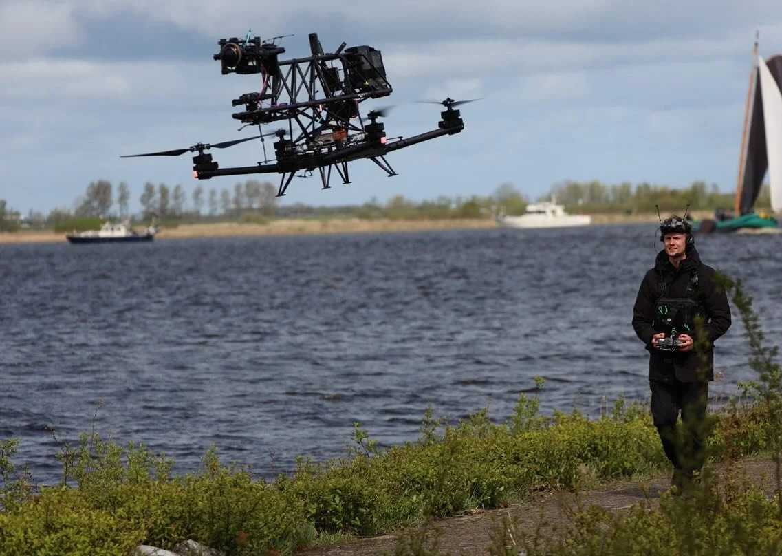 really nice to fly this drone together with @ivoreichgelt as copilot👊/camera control
with the 9x7  Digital Cinema Camera on top🤘
@pawel.achtel