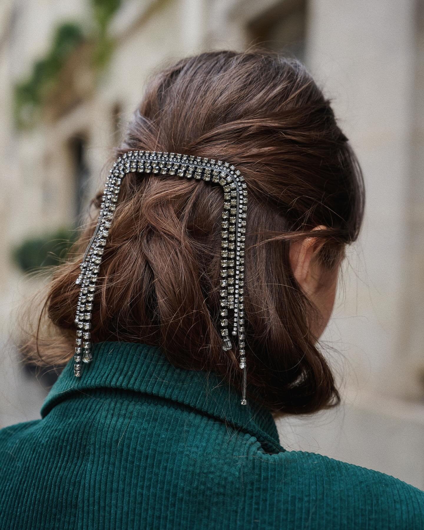 #hairjewelry by #juliedelibranparis ✨✨

Thoughtfully designed in Paris and crafted in Italy, they are perfect as a holiday gift for someone to elevate any ensemble.

Shop at the boutique, DM, and Whatsapp for all inquiries.

#JuliedeLibranParis