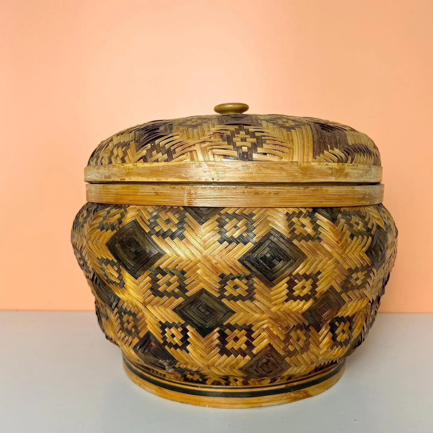 Rosenthal Netter eclectic basket with Lid!

Roughly 10.5&rdquo; x 9&rdquo;

$18

Comment/DM SOLD 
or Shop link in bio

*Shipping is available through purchasing on Mercari. Pickup/Drop-off is also available.