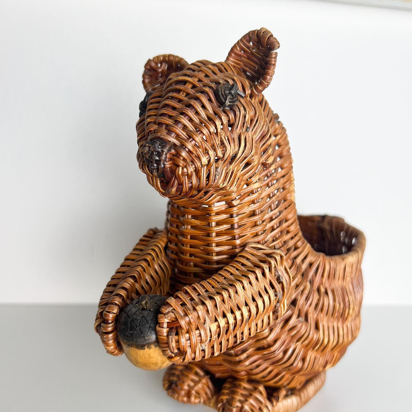 Vintage Wicker Squirrel Basket Planter 

$14

Comment/DM SOLD 
or Shop link in bio

*Shipping is available through purchasing on Mercari. Pickup/Drop-off is also available.