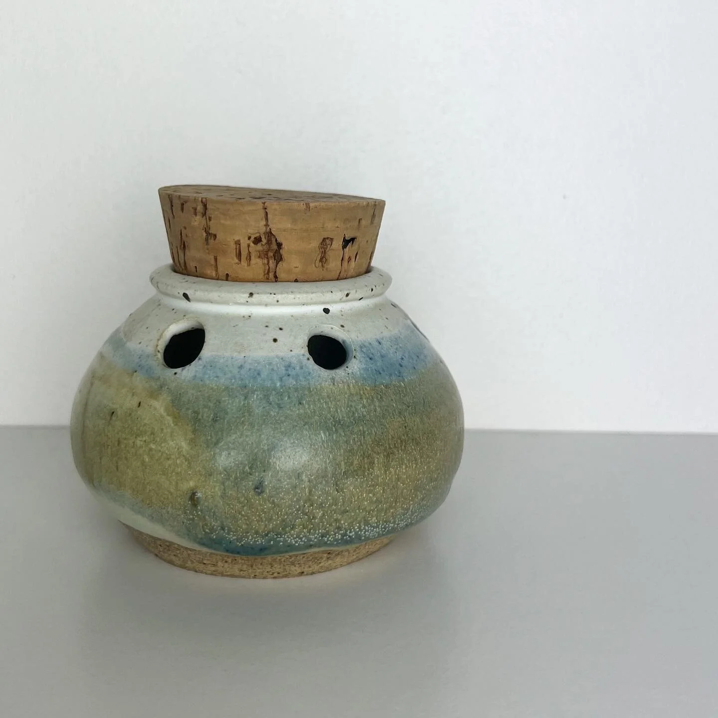 Handmade Incense Burner with Cork Lid

$15

Comment/DM SOLD 
or Shop link in bio

*Shipping is available through purchasing on Mercari. Pickup/Drop-off is also available.