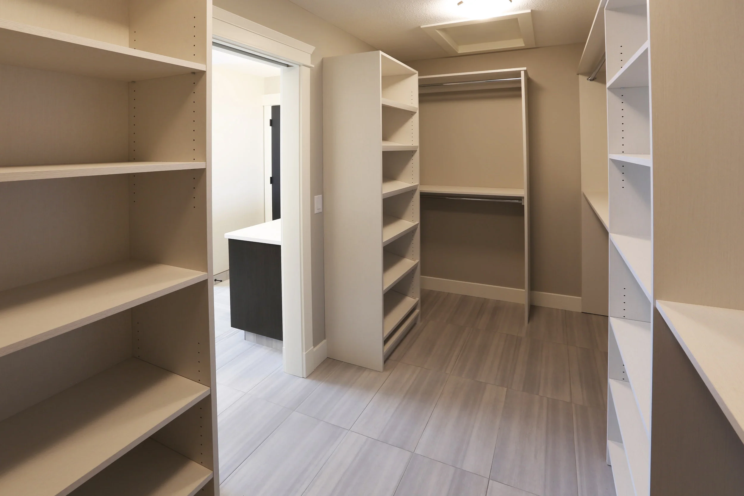 10 Master Closet.jpg