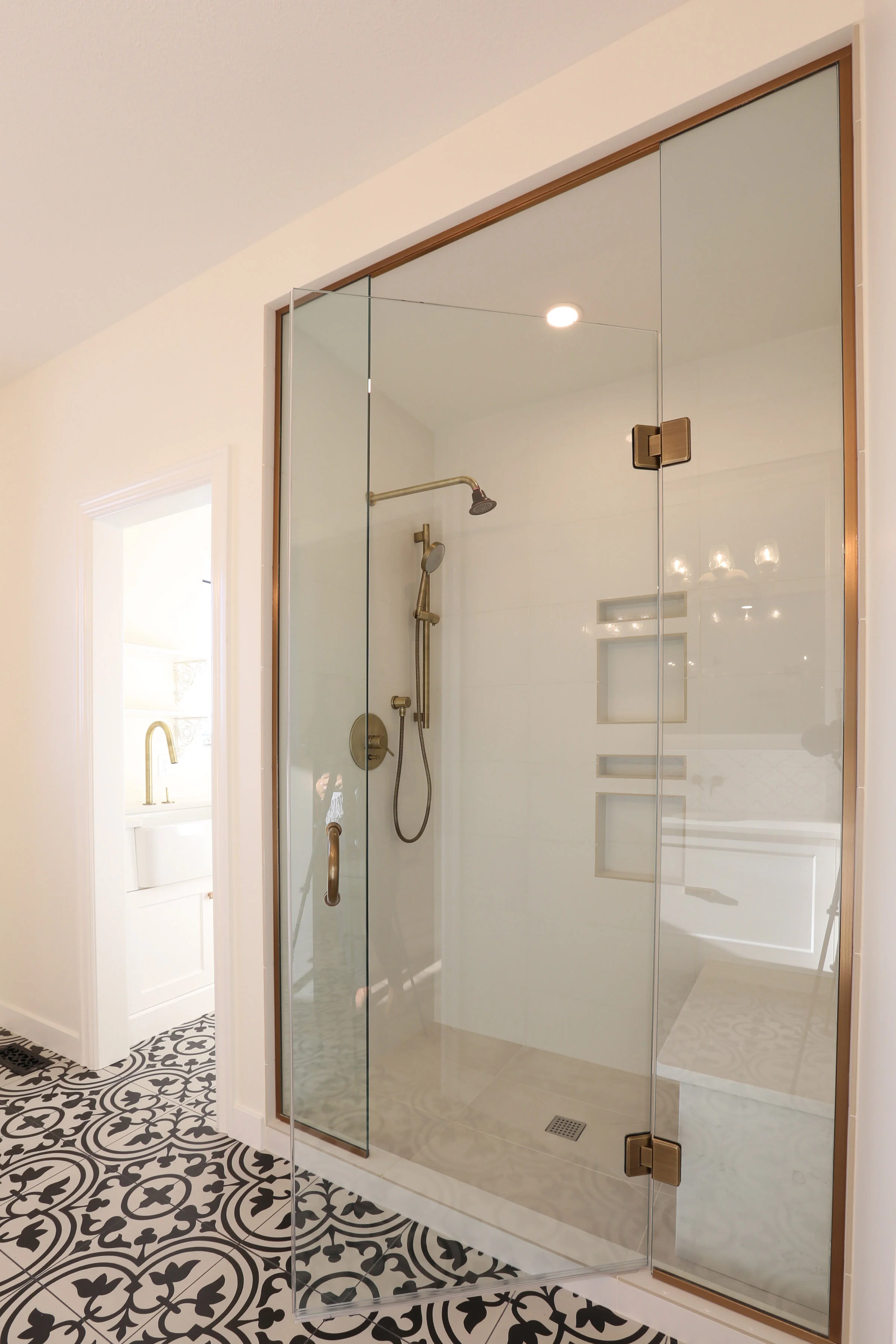 11 Masters ensuite.jpg