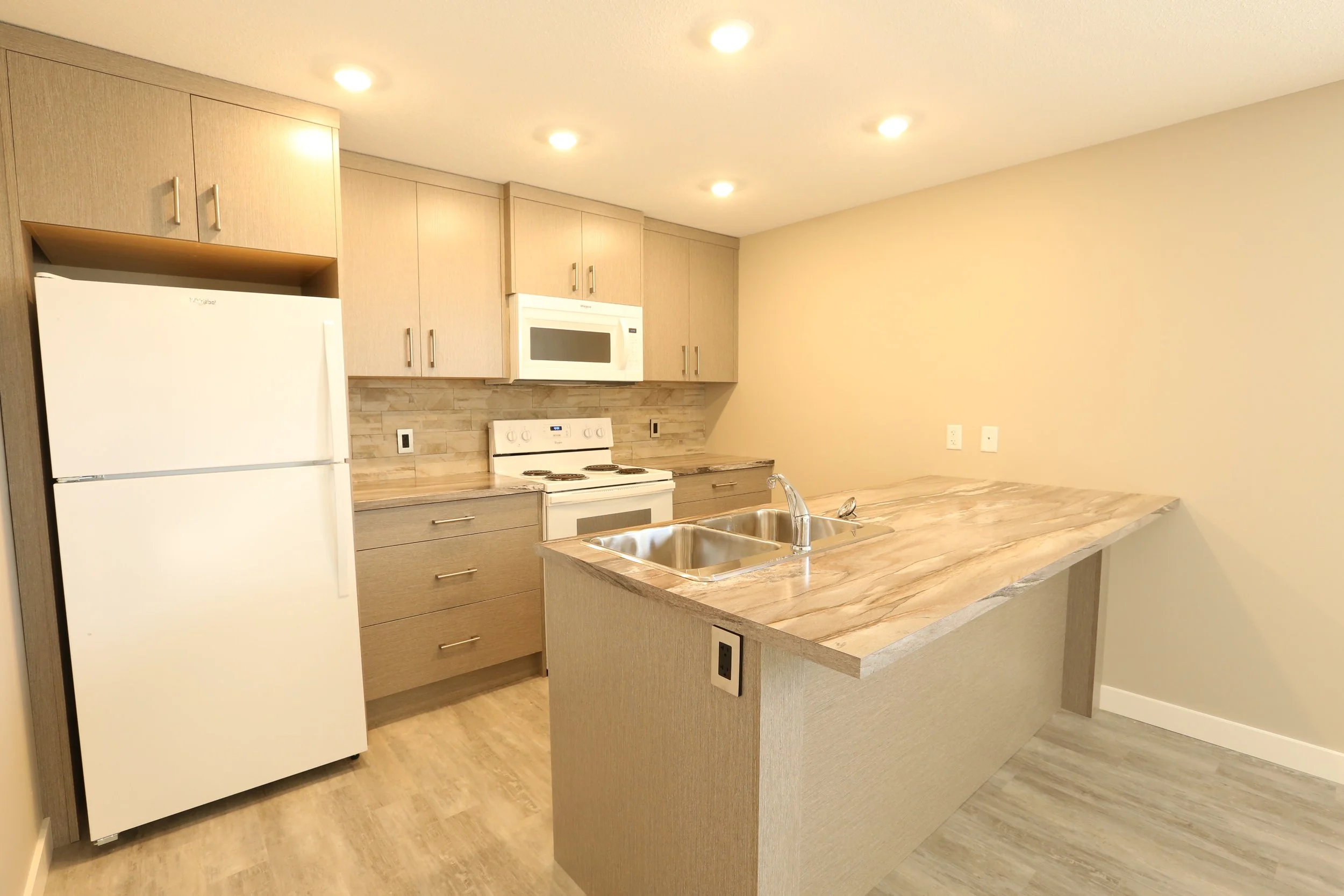 2 Kitchen (1).JPG