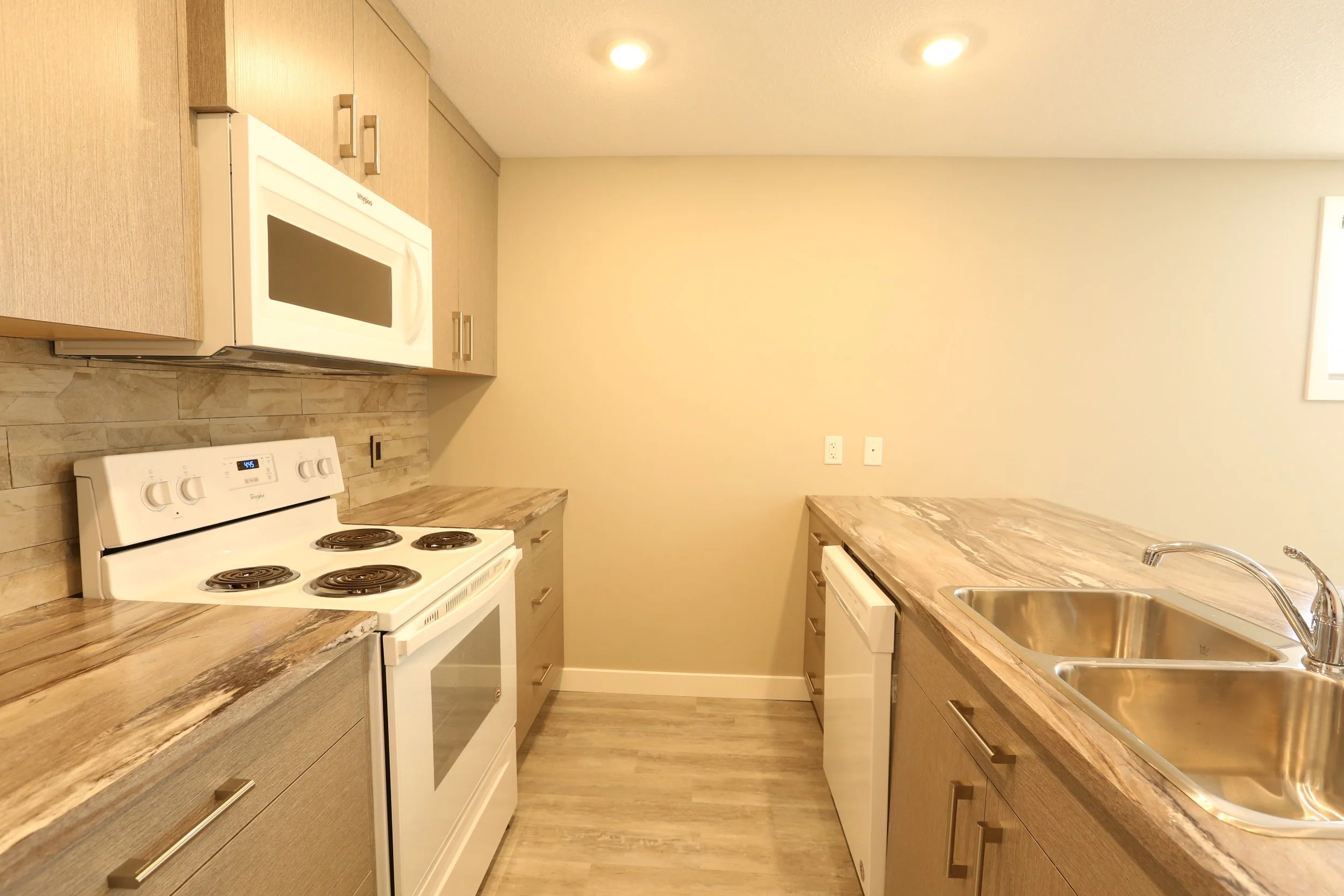 4 Kitchen (3).JPG