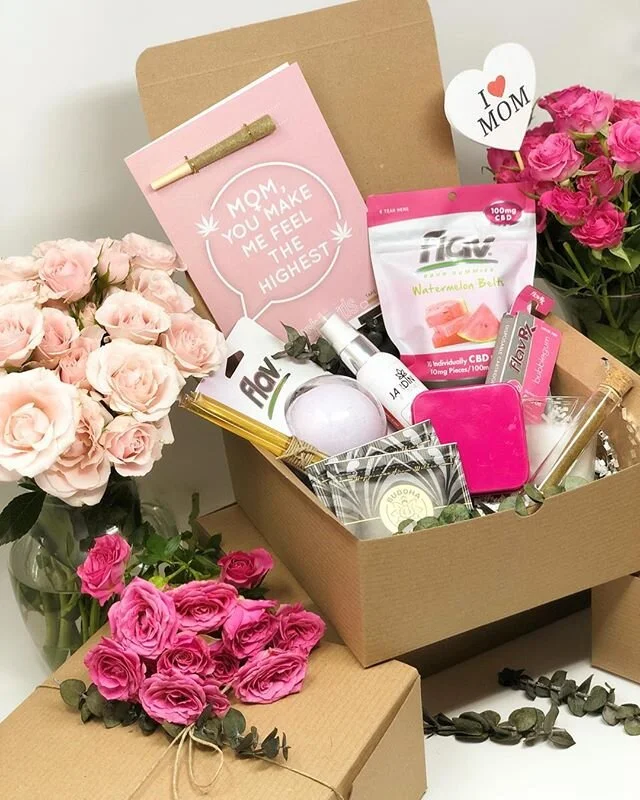 Still searching for that perfect gift for Mom? Let us help. Give her the gift of relaxation this Mother&rsquo;s Day with our CBD gift set. This gift box can be shipped anywhere in the US and includes:
.
.
🔸 Kush Greeting Kard
🔸 25mg CBD Bath Bomb
🔸 100mg CBD Gummies
🔸 50mg CBD Hydration Face Spray
🔸 .5g CBD Hemp Vape Cartridge
🔸 (2) 5mg Teabags w/ Honeysticks
.
.
$75 - includes Free Shipping
.
.
Limited availability. Send DM for questions and ordering instructions ✨