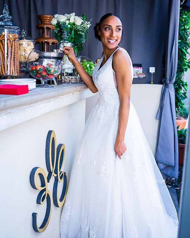 Cannabis bars are becoming more popular as a stand-alone feature at weddings and parties of all kinds👰🏼🎊🤵🏻Elevated Engagements provides elegant set-ups that act as a spotlight to a bud bar for those who enjoy the puff, puff, pass of it all or ou