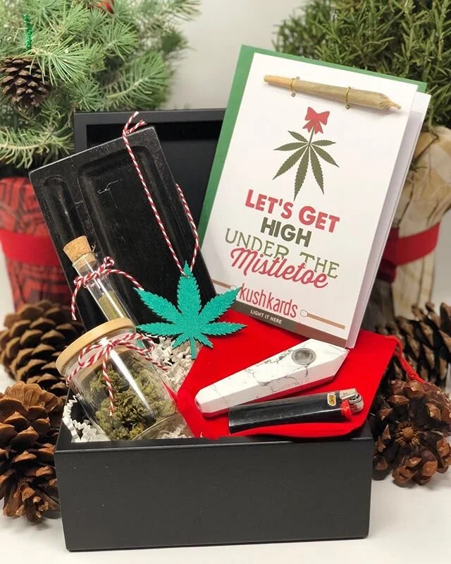 In a pinch and turning into the Grinch finding the perfect gift for your smoking buddy? Look no further because the tree is not the only one getting lit this year!🎄 Elevated Engagements is excited to announce our new product line of curated boxes filled with everything you need to blaze through the holidays.🎁
Our Elevated Essentials black wood, hand crafted and engraved box is a luxury item with all the must haves for your cannabis consumer. .
.
Each Elevated Essentials Box Includes:
&bull; 1 Kush Kard (3 options)
&bull; 1 Black wood rolling tray
&bull; 1 Pipe (red or white option)
&bull; Stash Jar .
&bull; Stash Tube
.
.
📫 DM FOR INQUIRIES or email info@elevatedengagements.com
.
.
*flower and pre roll not included
**order by Sunday 12/16 and receive your box before Christmas. DM for pricing.