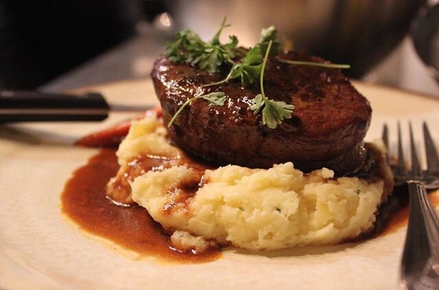 Giving thanks to last year&rsquo;s Elevated Engagements x Mangia Ghanja Valentine&rsquo;s Day event. Would you like to incorporate cannabis into your holiday party? &lsquo;Tis the season to slide into our DMs &amp; let the planning begin🎁🍽🎄📬
.
.
.📷: @cottonmouthmedia .
.
#elevatedengagements #mangiaghanja #thc #cbd #cannabis #cannabisevents #infusedmeals #elevate #educate #eliminate #holidays #holidayparty #weedstagram