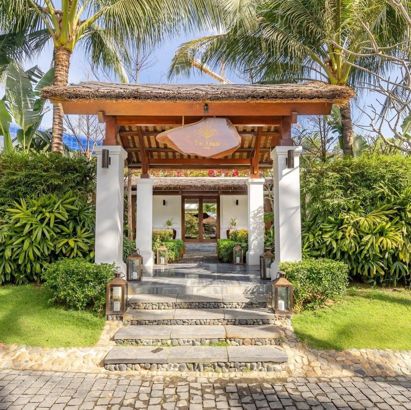 RELAX & UNWIND
The Anam Spa is a calming haven with 10 treatment rooms inspired by ancient Asian traditions and healing rituals. All our therapists have been specially selected and trained, with secrets handed down over many generations...
#thean