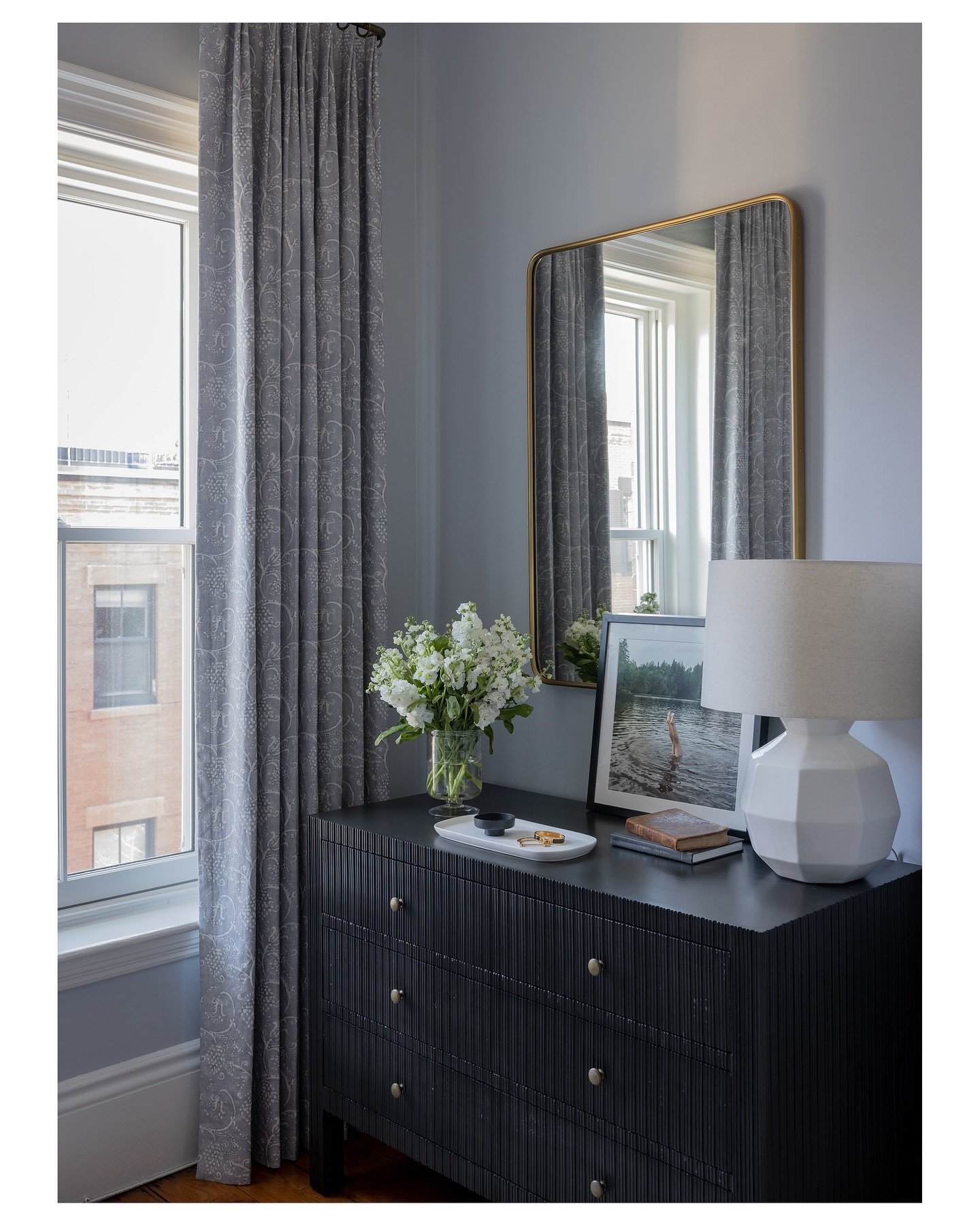 Planning on summer guests? Time to get those rooms where you hide everything (maybe it&rsquo;s just me) cleaned out and ready for the show. 

📷 @michaeljleephotography 

#charlestownma #bostonhomedecor #boston #bostonhomemagazine #bostondesign #city
