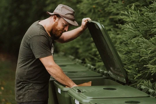 leo_servicing_worms.jpg