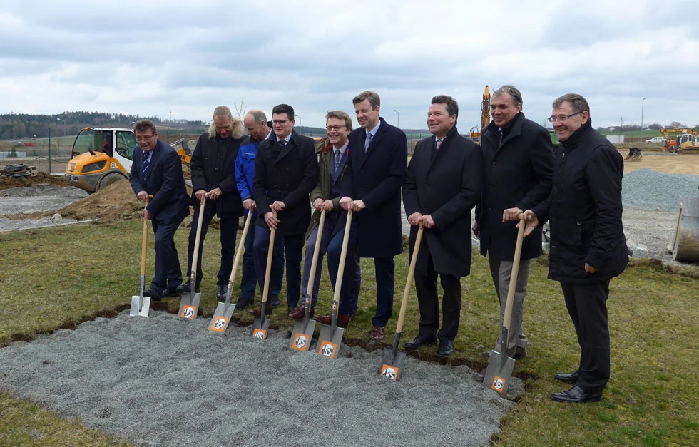 v.l.n.r.: Stefan Müller (Bürgermeister von Gattendorf), Thomas Hilligardt (COO BWF Group), Gunter Schleicher (techn. Leiter BWF Protec), Maximilian Offermann (Geschäftsführer BWF Group), Dr. Philipp von Waldenfels (geschäftsführender Gesellschafter BWF Group), Dr. Oliver Bär (Landrat von Hof), Dr. Harald Fichtner (Oberbürgermeister von Hof), Alexander Klotz (Managing Director BWF Protec) und Architekt Hans-Jürgen Wittig.