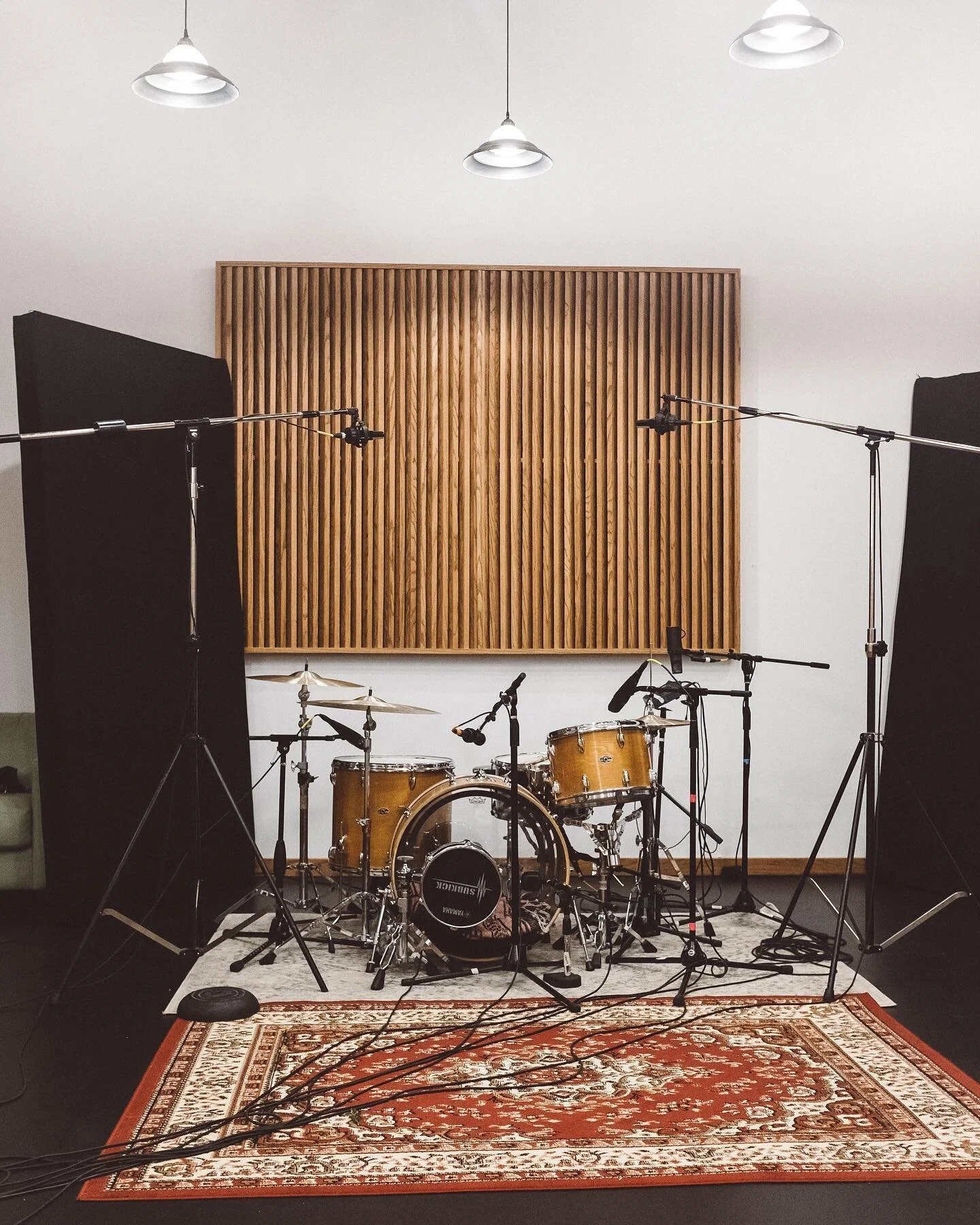 A throwback to giving my kit a break and recording some tracks on @robertobautistaf vintage Slingerland kit paired with a 8x14 Black Beauty.