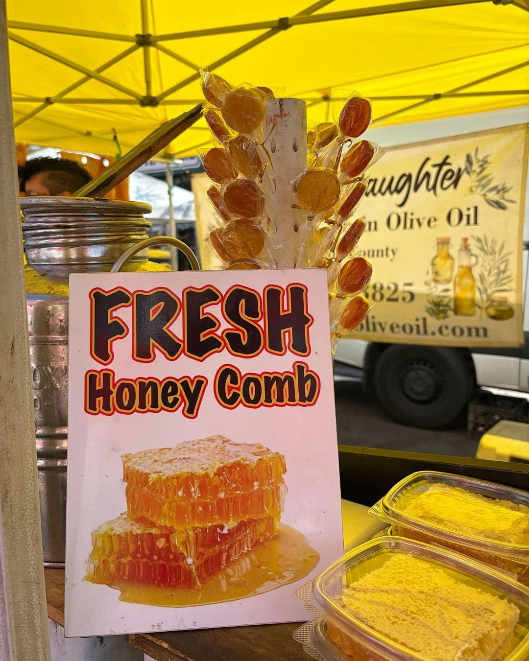 Sunday is looking extra sweet at the market! 🐝✨

Catch us bee-bopping from booth to booth and tasting all the honey goodness 🍯💛

Featuring:
💛 Farmer&rsquo;s Daughter
💛 Golden Coast Mead
💛 Honeybee Family

Buzz on over and taste the sweet life t