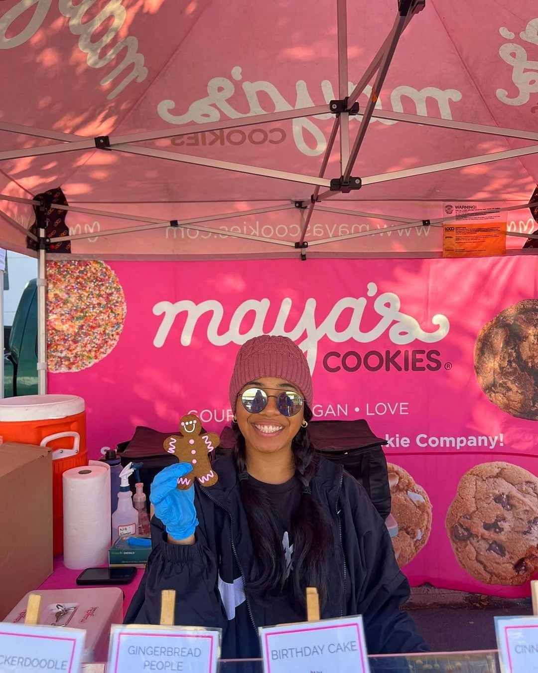 Shopping at your local farmers market &gt; holiday mall shopping. Just saying... 😌🎁

Sleigh your way in this Sunday from 9 AM &ndash; 2 PM for holiday gifts, seasonal goodies, and a snack + bevvy break you absolutely deserve ❄️💛