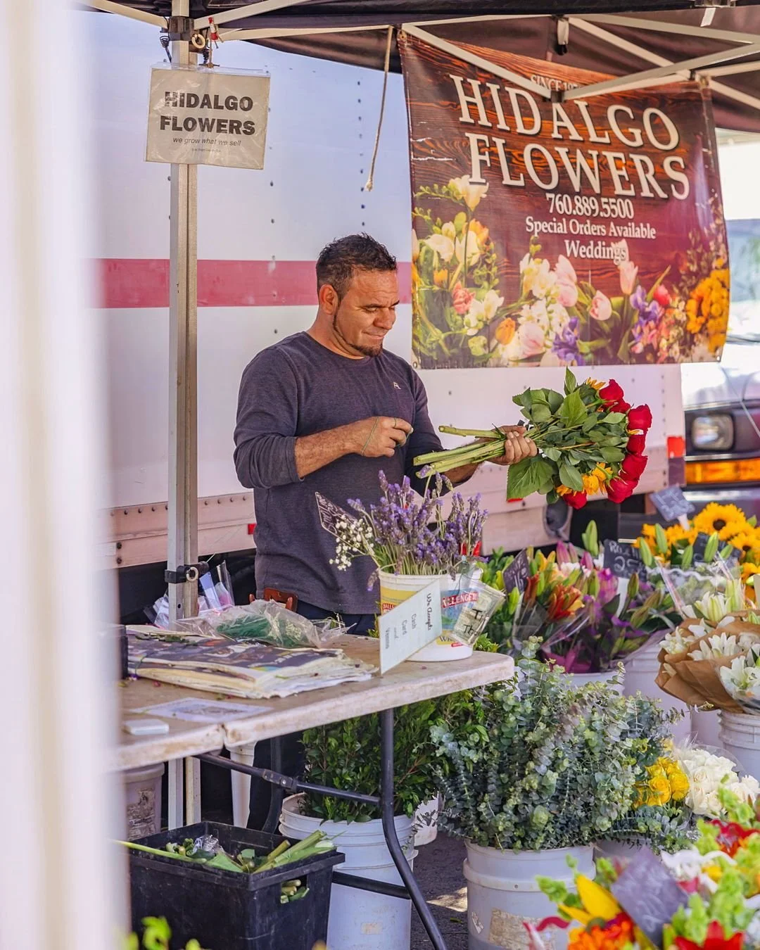 The market is all about connection &amp; community☀️🧑&zwj;🌾

Here at the Hillcrest Farmers Market we pride ourselves on serving the community with smiles, fresh local produce from over 20 different farms, and a whole lotta love! 🫶 🌈