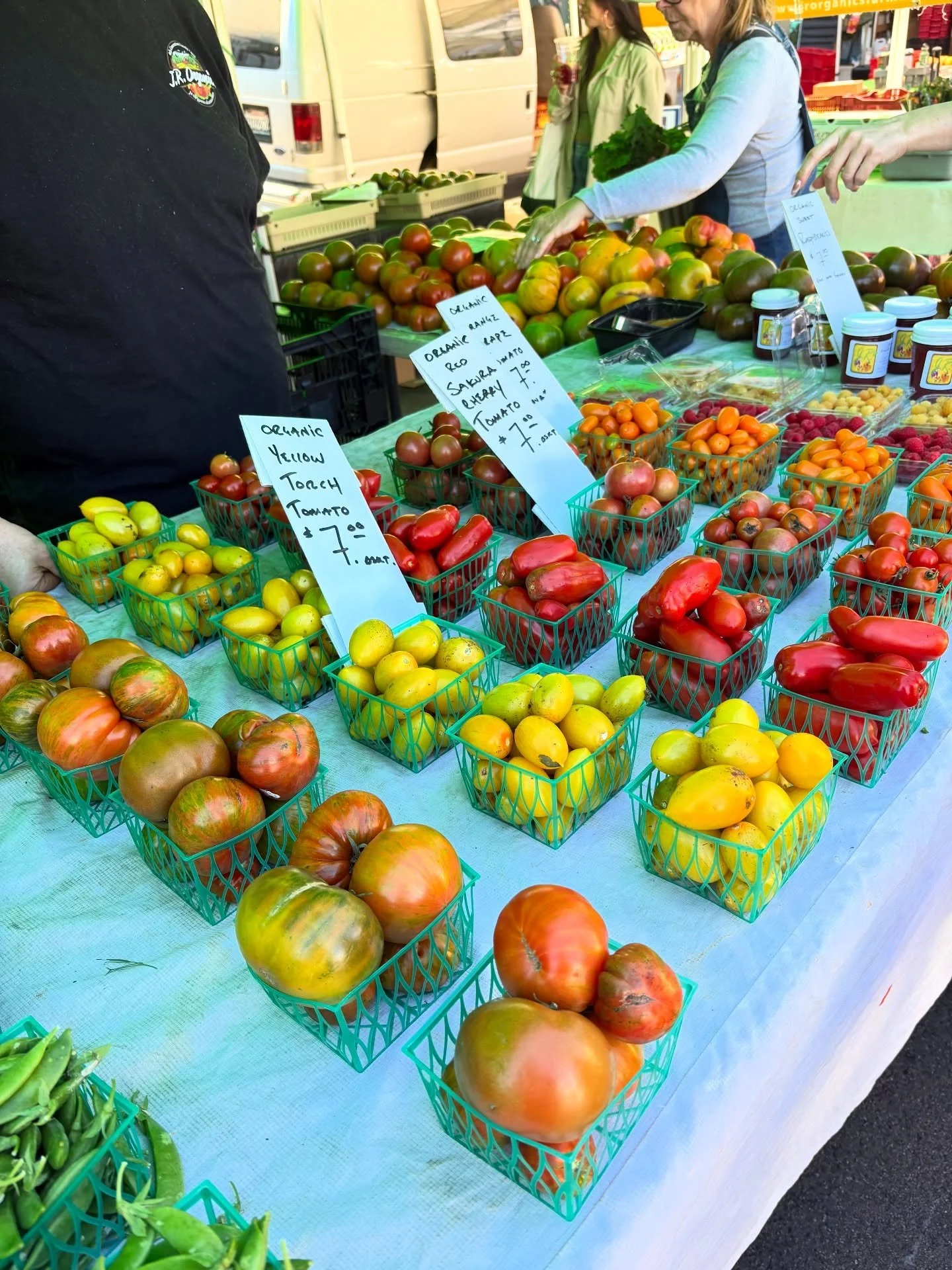 if your midweek brain is already at the farmers market planning that @jrorganicsfarm tomato haul&hellip; same. 🍅😅 

#hillcrestfarmersmarket