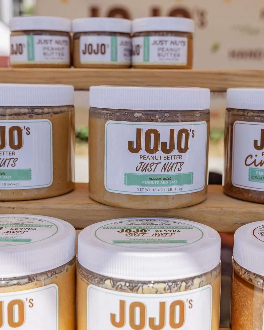 Mentally preparing our market haul for Sunday 🤩 

Some must have's on our list this week:
🥜  Peanut Butter from @jojos.pb
🍓 Strawberries from Martinez Family Farm
🥭 Fruit Leather from @juicejerky
🧈 Cowboy butter from @maandjay
🍋 Flavored kefir 