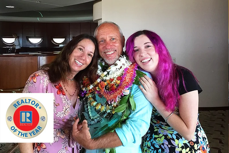 Dave FUTCH receiving the realtor of the year award, together with his wife, andrea and daughter, sabrina