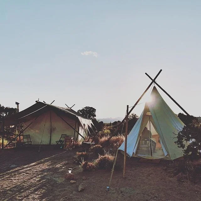 Desert sunrises are the best. 🌵
(Rad tipis and camp tents don&rsquo;t hurt either). @undercanvasofficial
