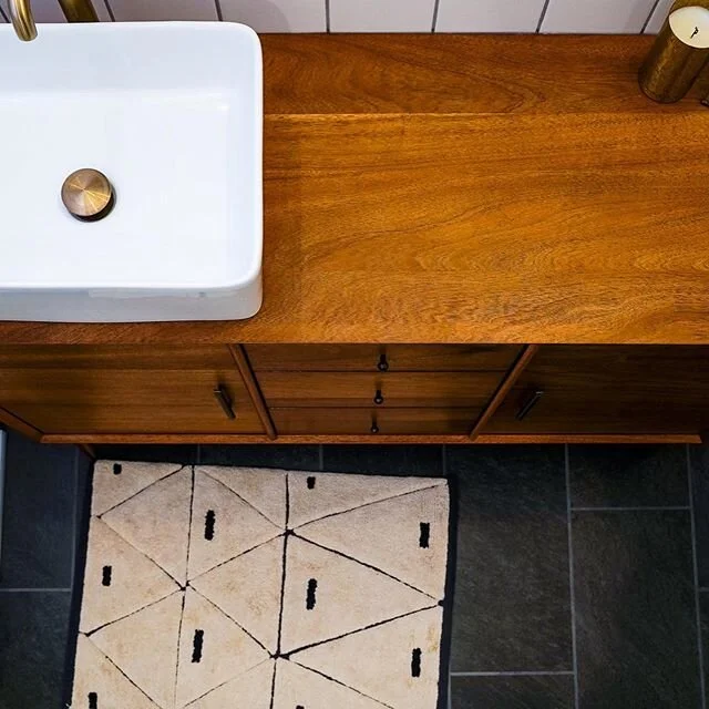 We loved working on this project! Swipe and check the details. 
#bathroomdesign #bathroom #bathroomremodel #remodel #design #wood #project #tiling #tilingwork #bathroomdecoration #designideas #contruction #renovation #renovationproject