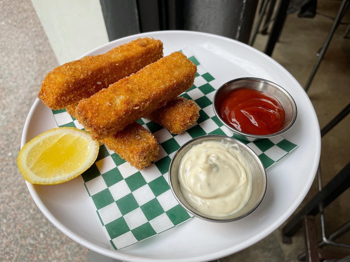 *Les Poissons from The Little Mermaid plays softly in the distance *⁣
⁣
New staff fave bar snack quietly hit the menu this weekend: Fish Sticks!! Panko breaded smoked Atlantic cod, spicy ketchup, malt vinegar mayo. 🤌🐟