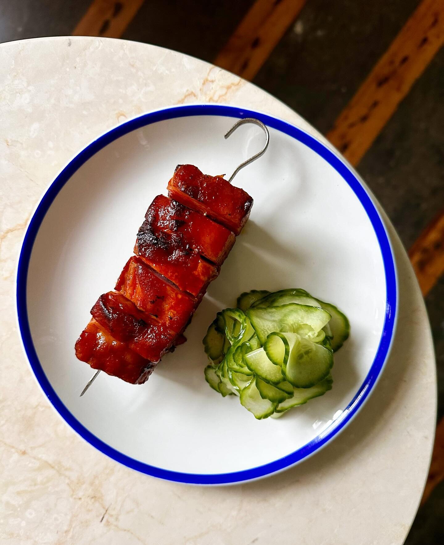 𝕴𝖓𝖘𝖙𝖆𝖓𝖙 𝖈𝖑𝖆𝖘𝖘𝖎𝖈 🔥🌶️🥒

Braised pork belly skewer with morita glaze &amp; quick pickled cucumber.

This with a crispy pint 😚👌 

@meatwalllet ❤️