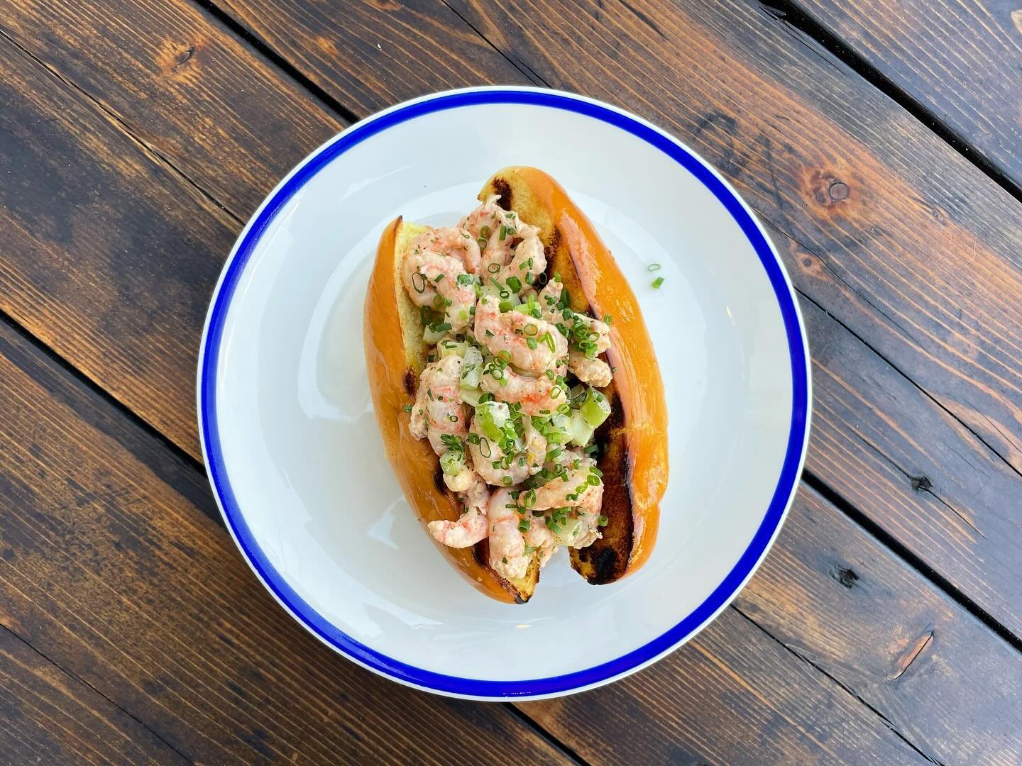 𝕾𝖍𝖗𝖎𝖒𝖕 𝕽𝖔𝖑𝖑 &times; 𝕻𝖆𝖙𝖎𝖔 🏝️

Don&rsquo;t pinch yourself, you&rsquo;re not dreaming! 💭

@meatwalllet just dropped this stunner of a shrimp roll with cold water shrimp from @afishionadomonger 🦐

And yes, that&rsquo;s our patio table 