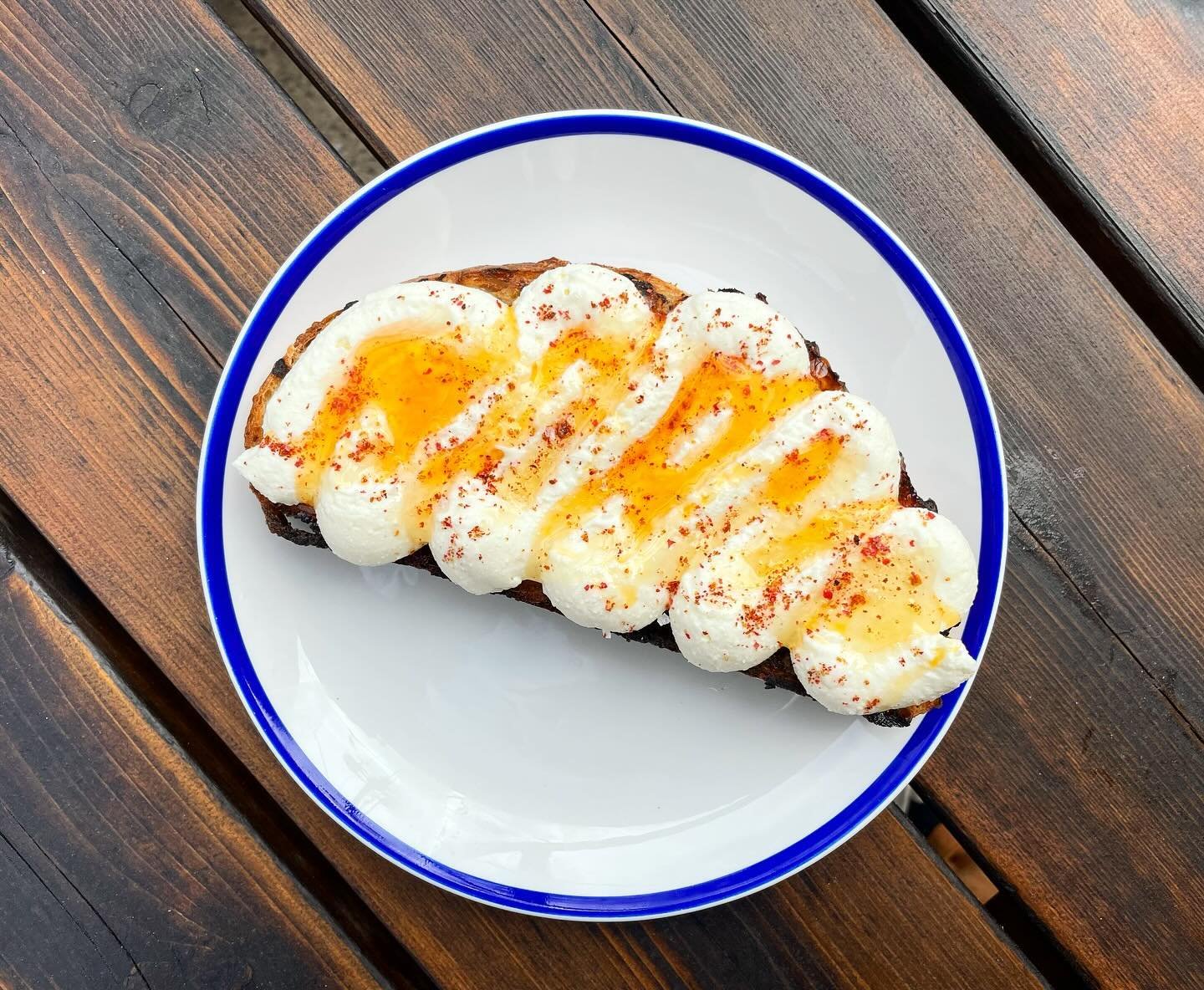 Who remembers this classic? 😊

𝕽𝖎𝖈𝖔𝖙𝖙𝖆 𝕿𝖔𝖆𝖘𝖙 is back on the menu! ✨

House made whipped ricotta, honey, chili oil &amp; pink pepper on grilled sourdough.

We owe you one @meatwalllet 🙏