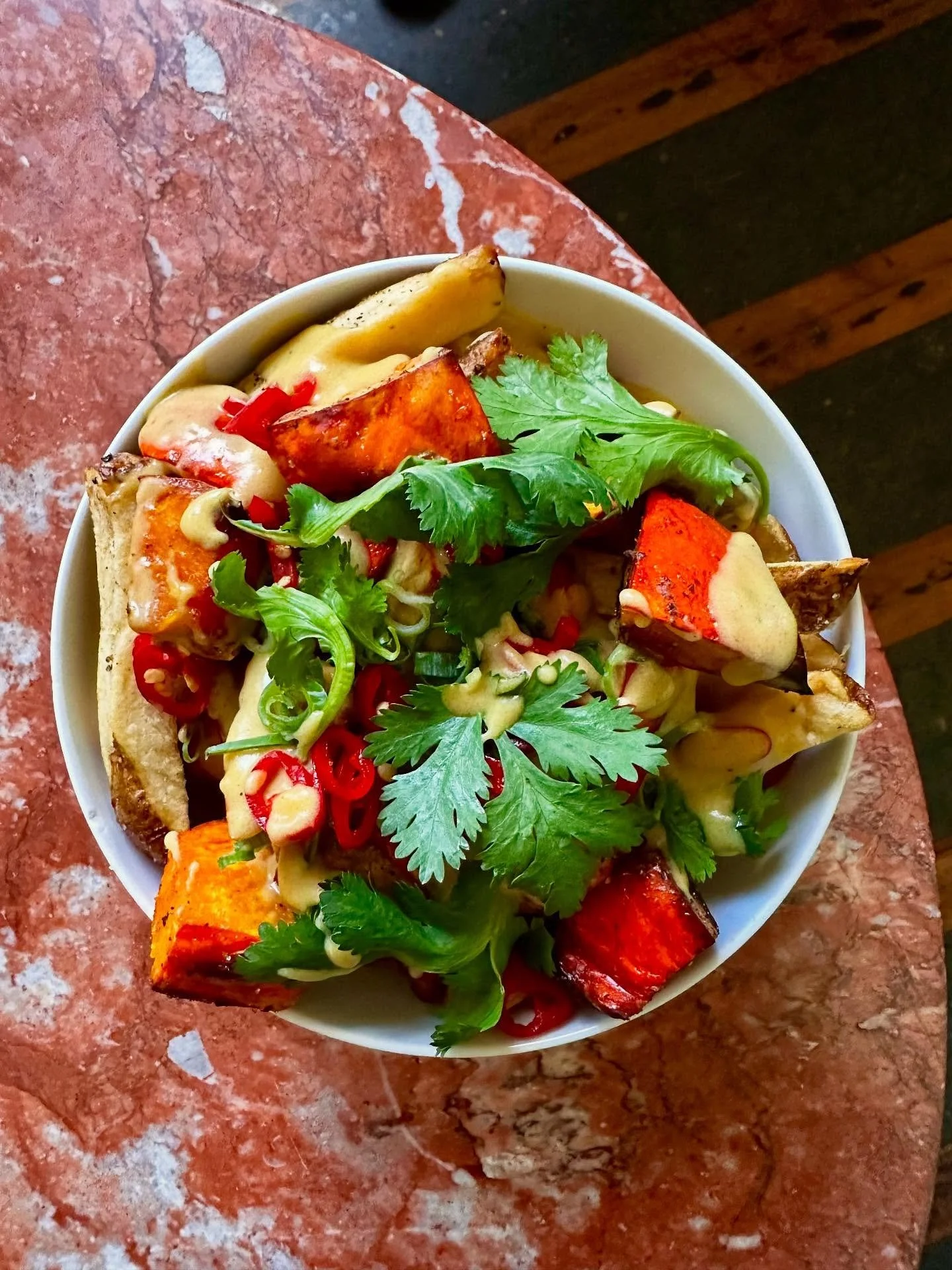 Squash Curry! 🍂✨
Curry & chips for everyone! 🤗
Coconut curry, roasted squash, chillies, green onion, cilantro & fat chips! 😮‍💨