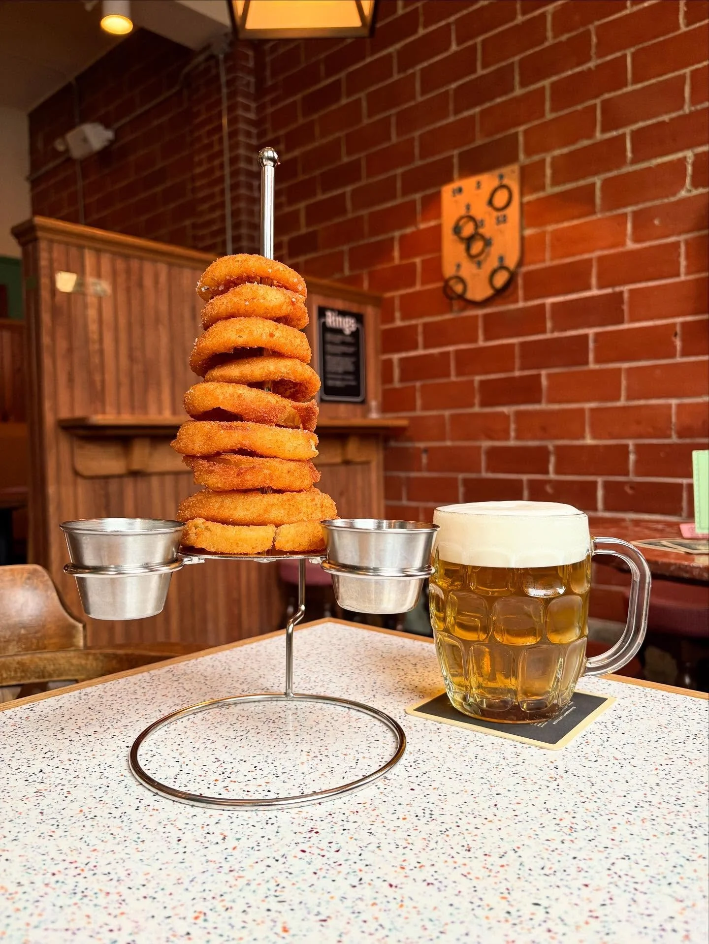 Name a more iconic duo 👯‍♀️💕
@stillwellbrewing Stilly Pils 🍺
+
Onion Ring Tower 💍💍💍
Here til midnight! 💫