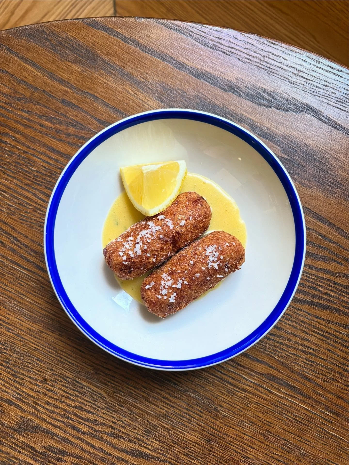 𝕾𝖆𝖑𝖙 𝕮𝖔𝖉 🍋✨
Salt cod croquettes, béarnaise.
It’s our new favourite snack and you can eat it now! 🥹
👩🏻‍🍳 @meatwalllet
