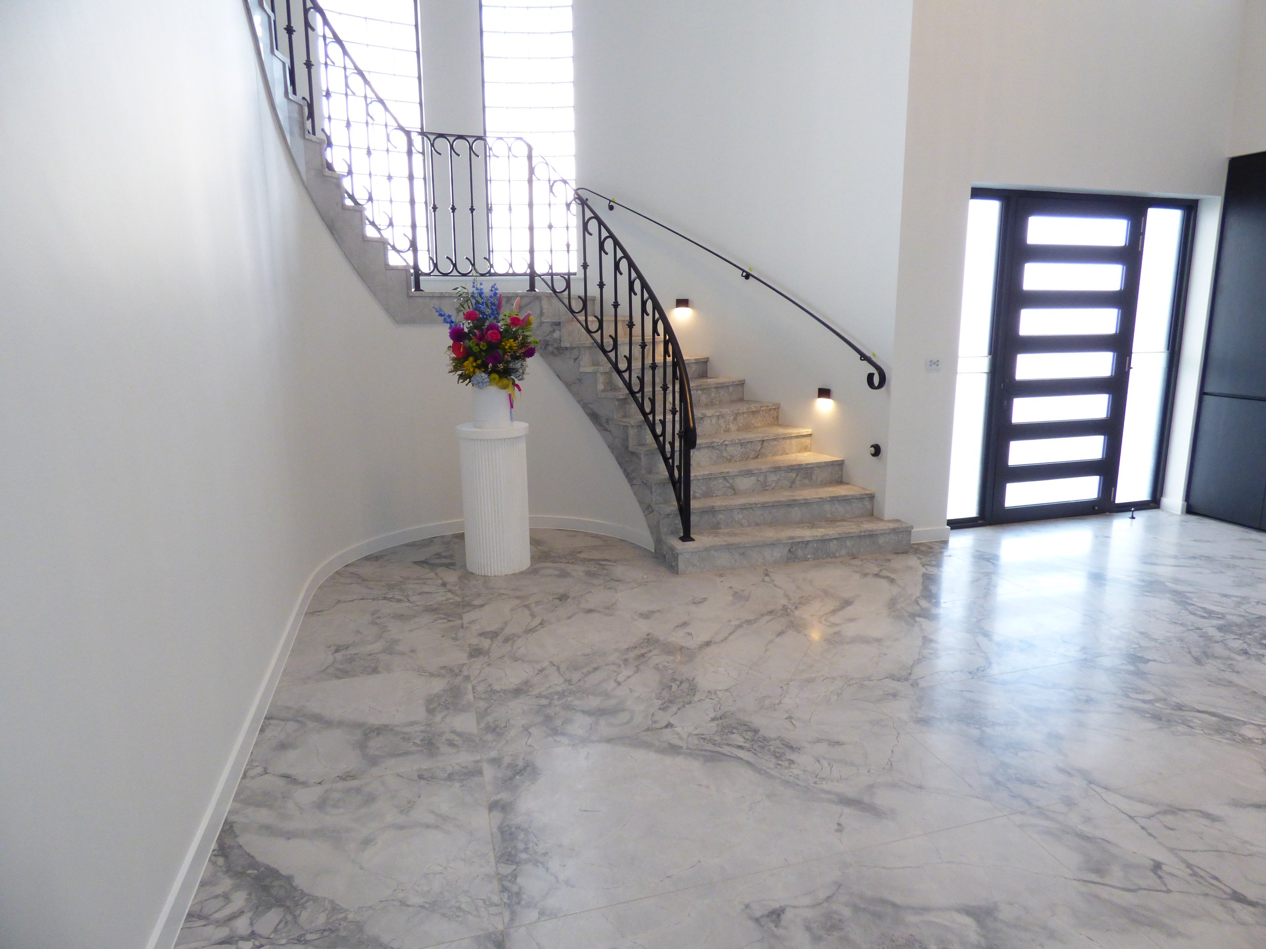 Calacatta Super White floor,  Super White Extra staircase 