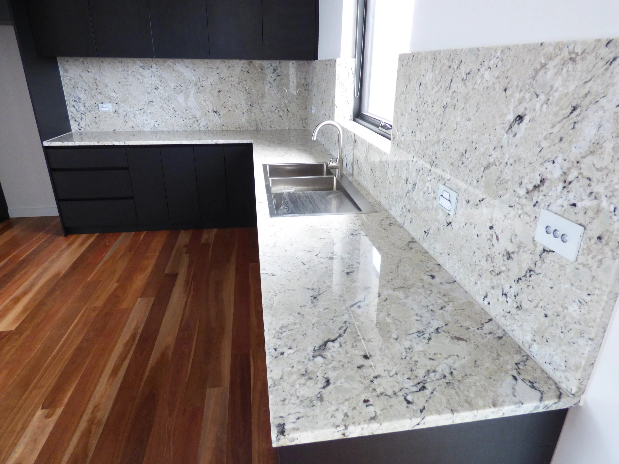 White Delicatus countertop &amp; splashback