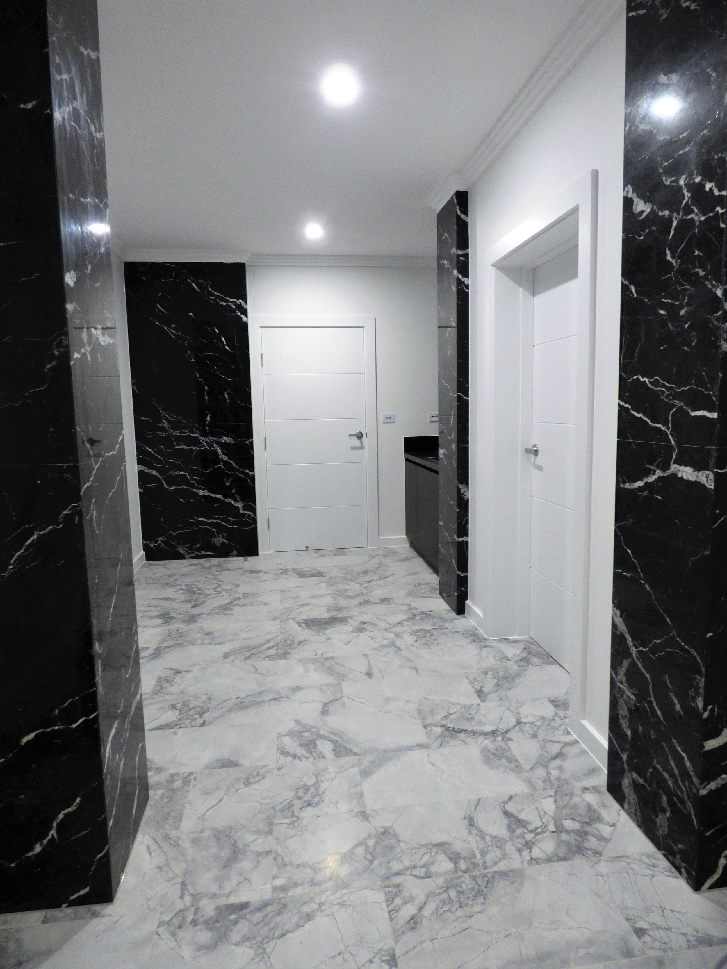 Nero Marquina columns