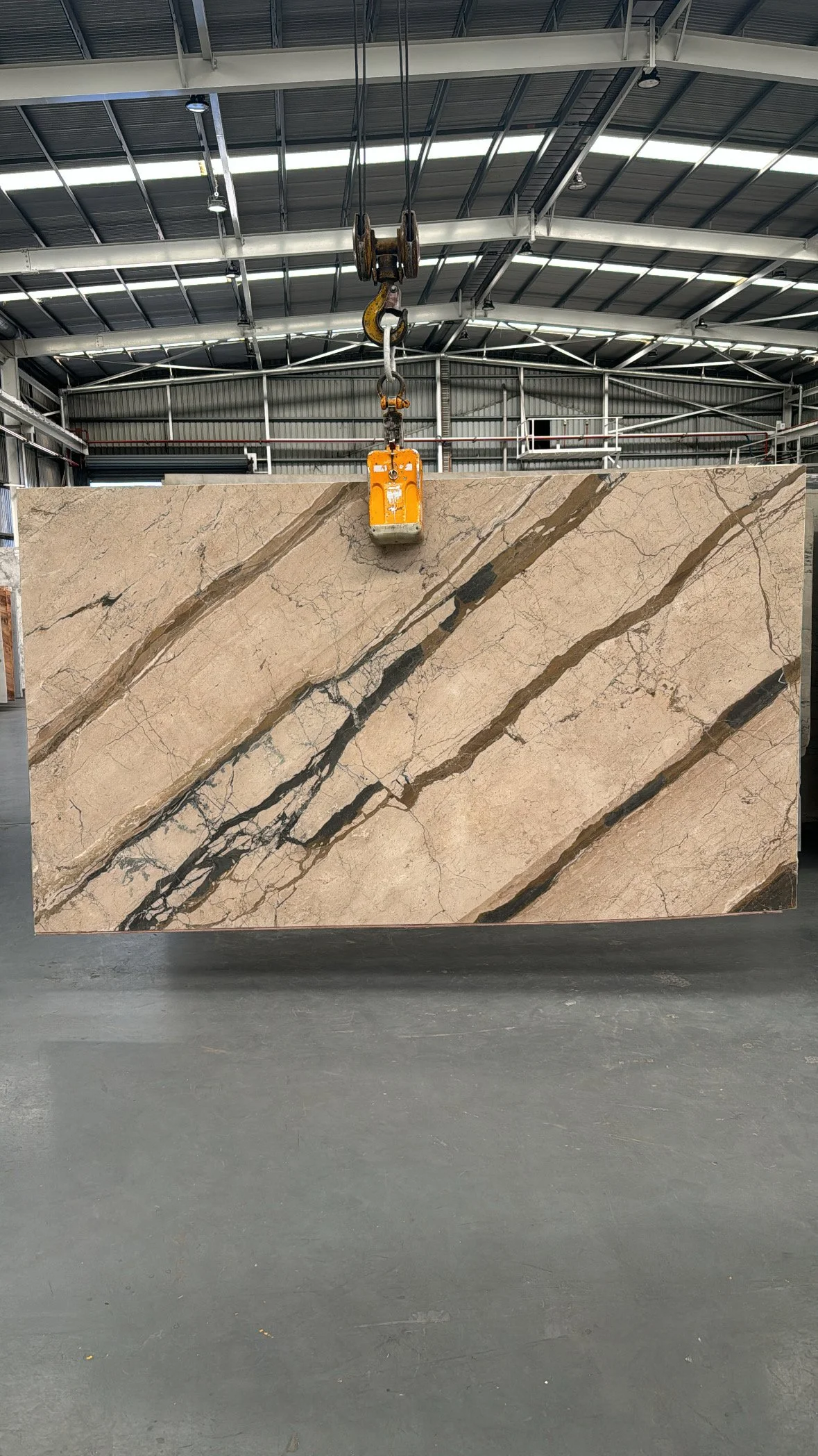 BE-0225 BRECCIA ETNA.JPG