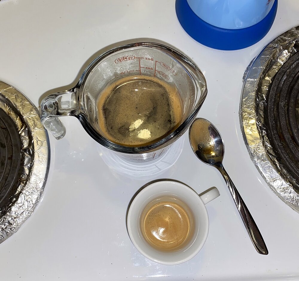 Capuchino máquina espresso con café fresco en bote de vidrio en
