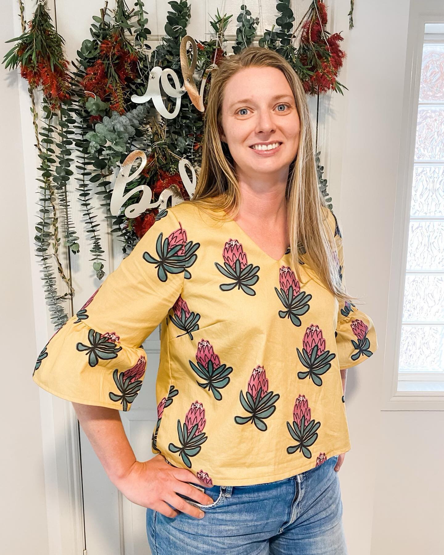 I&rsquo;ve finally finished the @inthefolds #peppermintrufflesleevetop and I love it so much! The sewing pattern is free from @peppermintmagazine and you can purchase my protea design from @nextstateprint. Head to my link in bio to find my blog post 