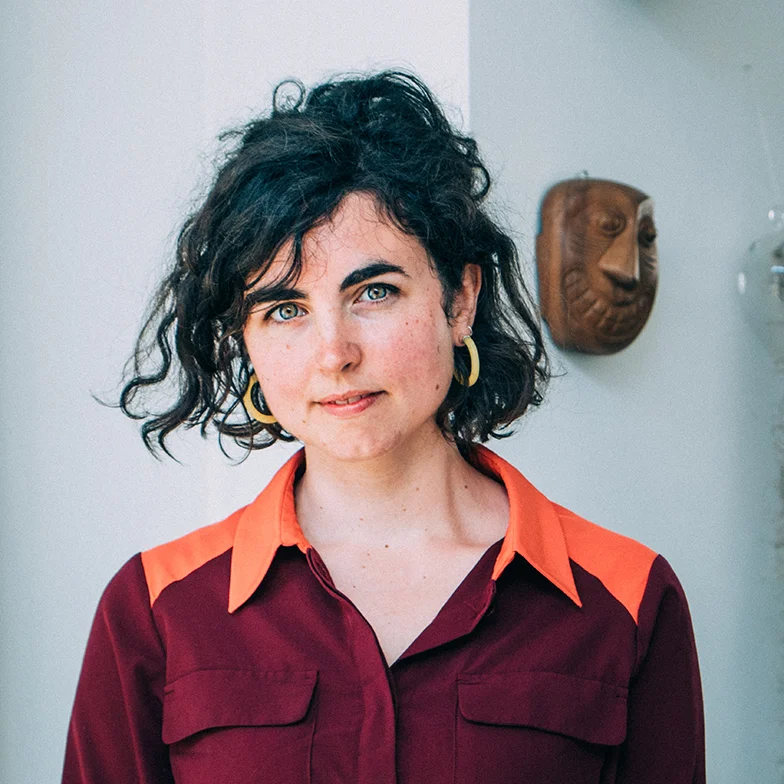 Isabelle: Opgeleid als historica, werkt als journalist. Isabelle heeft de afgelopen jaren heel wat ervaring opgebouwd in de circulaire economie en in betekenisvolle gesprekken met mensen. Haar interviews zijn oprecht en betrouwbaar. Expertise: Circulaire economie, Interviewen, Reportages, Copywriting Website | LinkedIn | Instagram