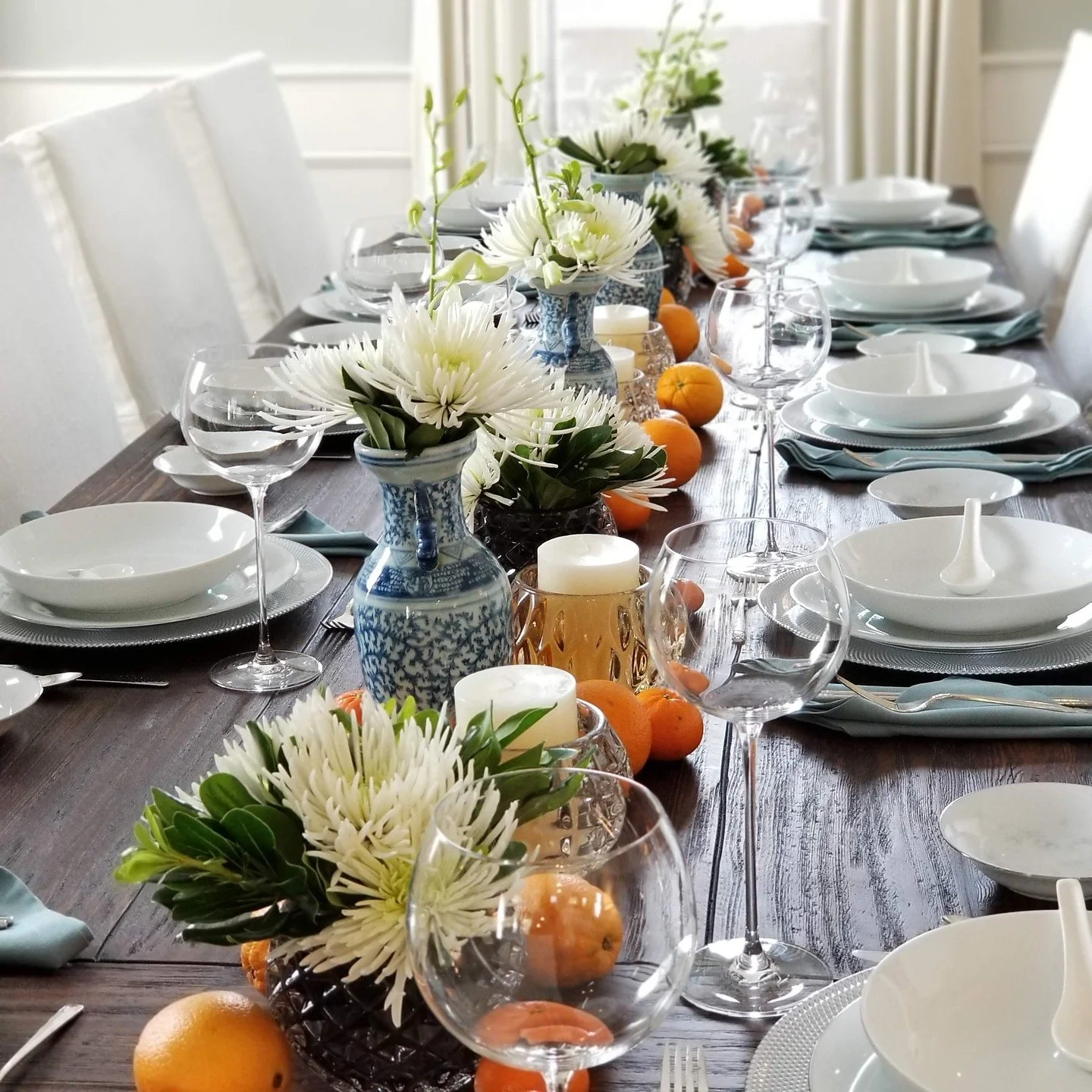 Who wants to have a dinner party? 'Tis the season for indoor gatherings and lively conversation. 

If you'll cook, I'll set the table! Better yet, let's call the caterer. 🥢

#interiordesigners #settingthetable #entertaining #southernliving #charlott