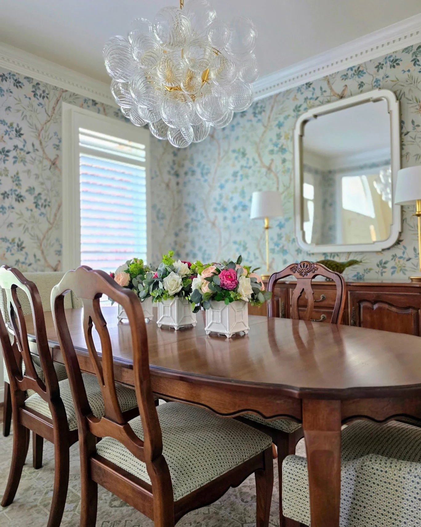 Soft light, a touch of color, and a room that feels good to be in.

Wishing you a beautiful Easter weekend filled with fresh starts and easy moments.

#wandashortoninteriordesign #home #celebrations