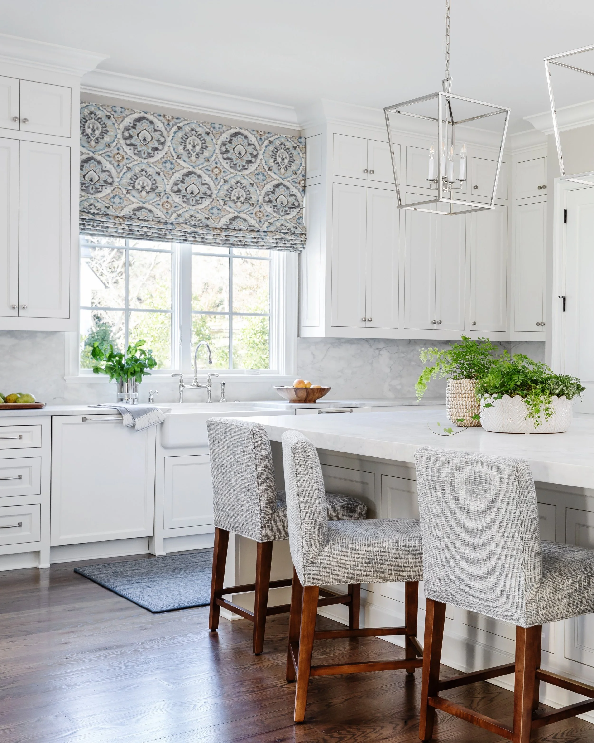 Even with scorching temperatures, this kitchen feels like a breath of fresh air. 

#interiordesign #wandashortoninteriordesign #kitchens #blueandwhite #summerliving #northcarolina

#styling @kendrasurface
#photography @laurasumrak
