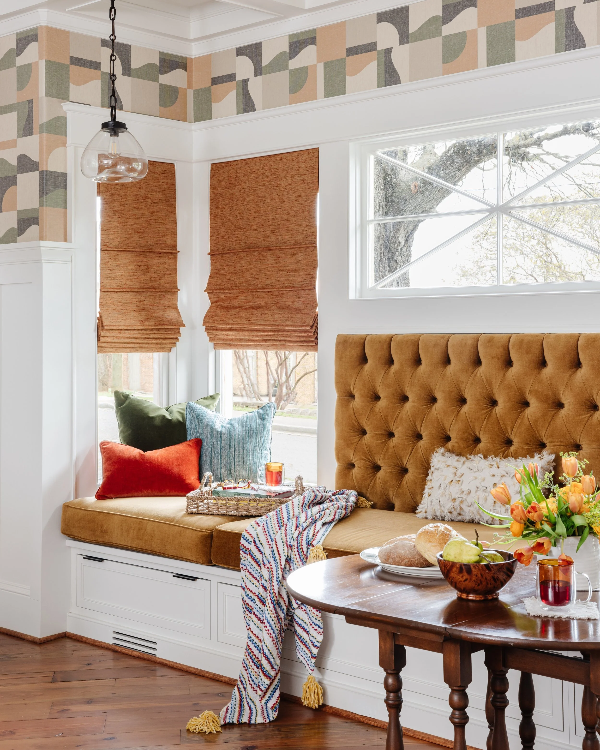 𝗢𝗻𝗲 𝗥𝗼𝗼𝗺, 𝗠𝗲𝗮𝗻𝗶𝗻𝗴𝗳𝘂𝗹 𝗖𝗵𝗮𝗻𝗴𝗲

My favorite projects are the ones that feel collected, where new additions, like the built-in we created for this casual dining spot, live comfortably alongside previously loved furnishings and acce